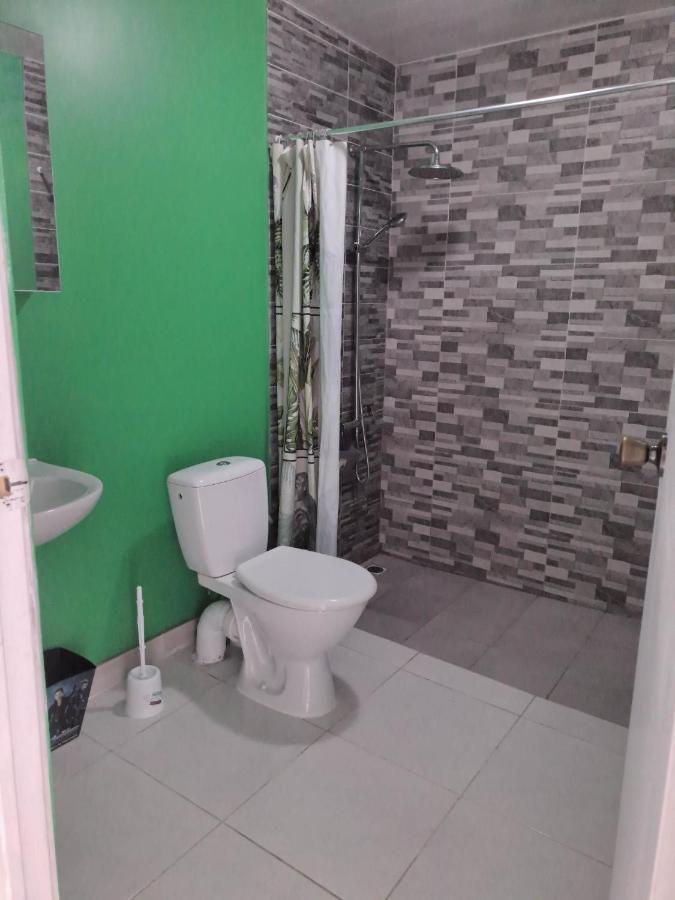 Laure Hebergement Loue Des Lits En Dortoir Hostel Faaa Buitenkant foto