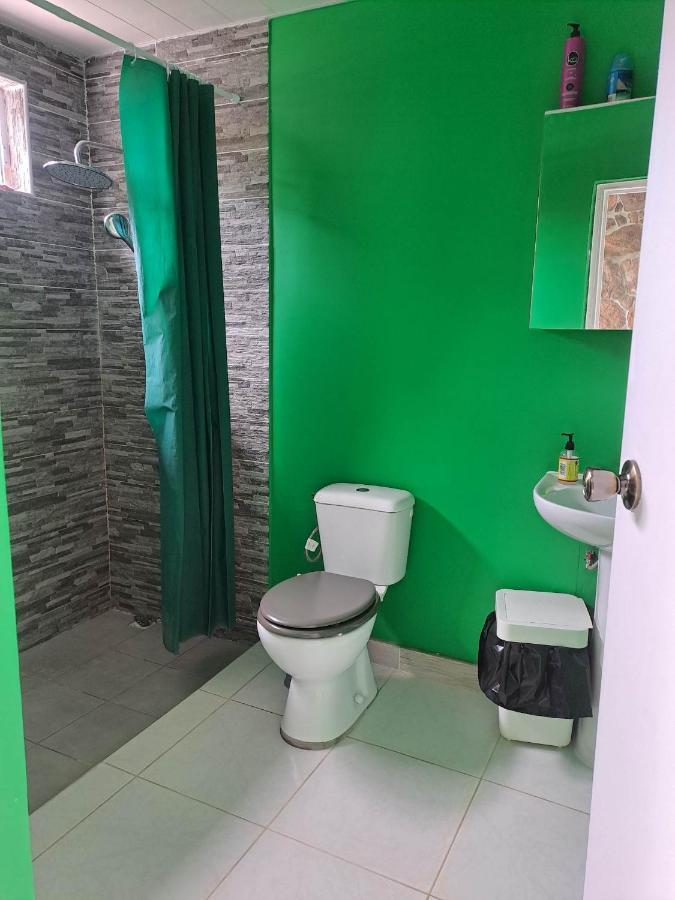 Laure Hebergement Loue Des Lits En Dortoir Hostel Faaa Buitenkant foto